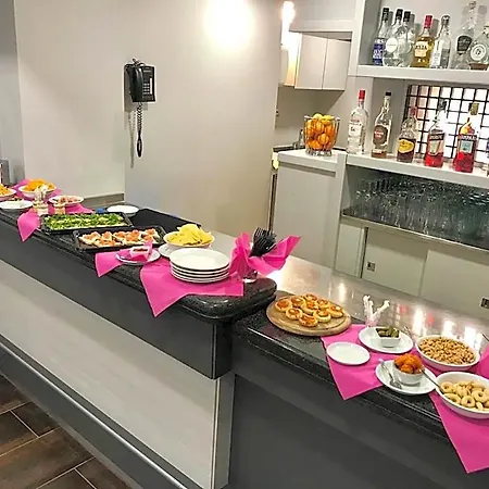 伊斯佩里亚酒店 3* 罗镇
