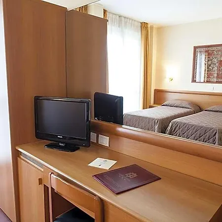 Esperia Hotel 3*